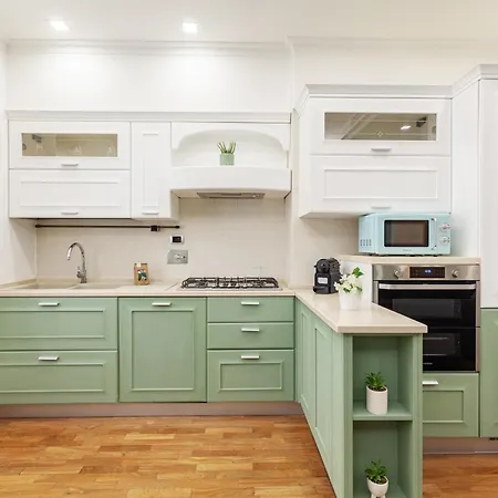 Hostly-wood And Colors Midtown-just 7min To Colosseum Apartment *